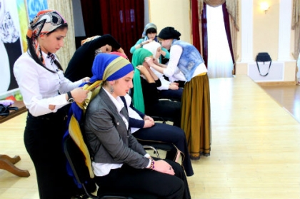 «Конкурс по завязыванию платка» прошел в Суровом