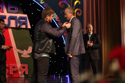 Р. Кадыров поздравил преподавателей с проф праздничком