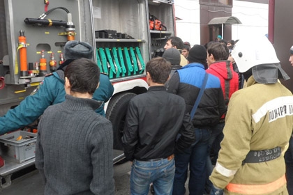 Студентам Гудермесского жд техникума показали пожарную технику
