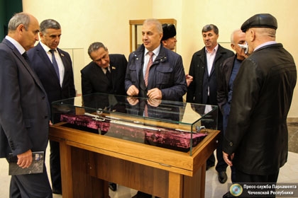 В Денек народного единства чеченские парламентарии посетили Государственный музей ЧР