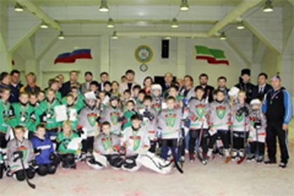 В Суровом состоялся 1-ый хоккейный матч