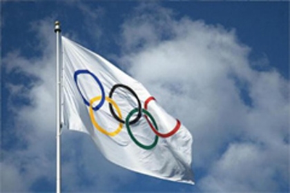Флаг Олимпиады в Сочи, побывавший на самых больших верхушках мира, прибыл в Суровый