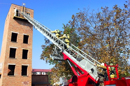 Грозненские огнеборцы упражняются тушить пожары в высотных домах