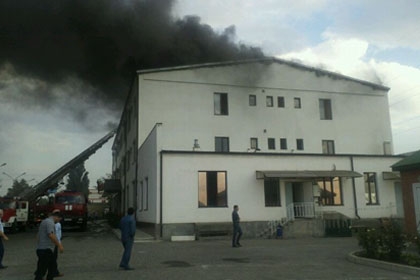 Большой пожар в Суровом: эвакуировано 30 человек, пострадавших нет