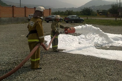 Огнеборцы  обучаются  биться с нефтяными пожарами
