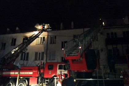 При пожаре в Суровом эвакуировано 20 человек