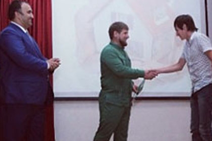 Р. Кадыров вручил детям-сиротам договоры общественного найма жилых помещений