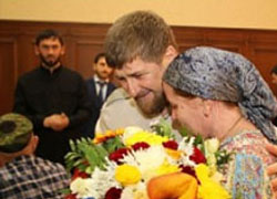 Р. Кадыров вручил сертификаты на получение субсидий семьям погибших военнослужащих и служащих МВД