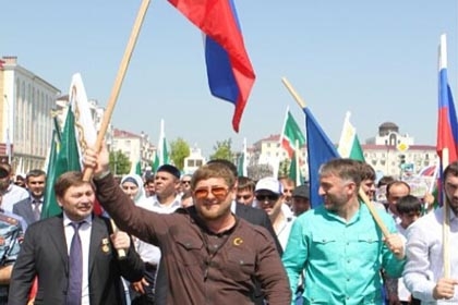 Рамзан Кадыров поздравил обитателей республики с Деньком русского флага