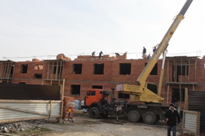 Строительство первого энергоэффективного дома в Суровом закончится сначала 2014 года