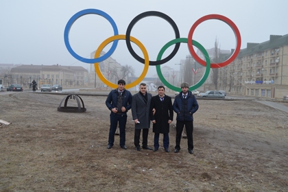 В Суровом установили Олимпийские кольца